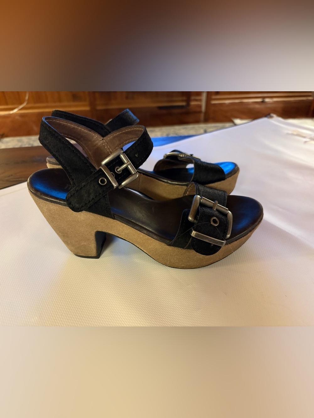 Black leather sz 7 Platform Sandals with Buckle Accent